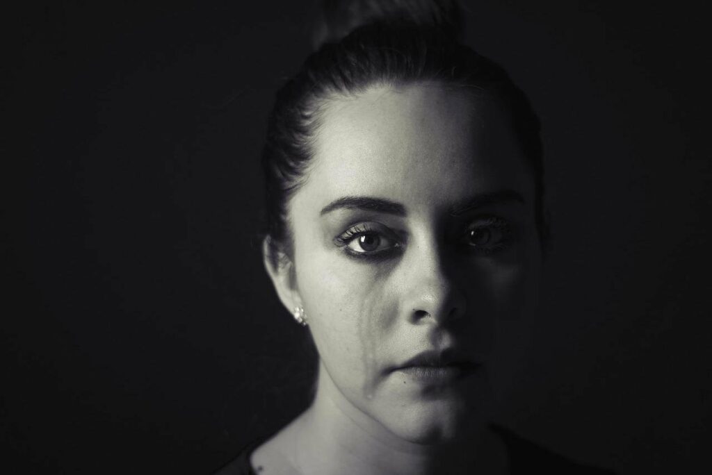 Frau traurig weinen Warum sind Tränen salzig