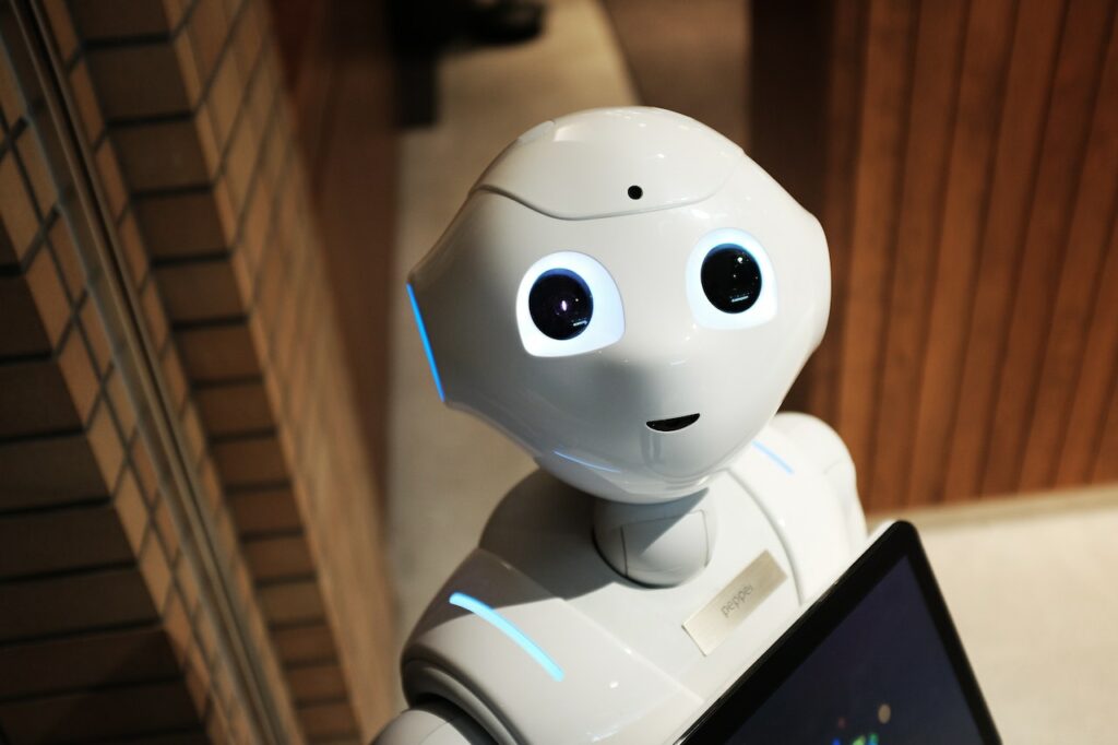 Roboter Zukunft futuristisch Wie kann man mit künstlicher Intelligenz Geld verdienen