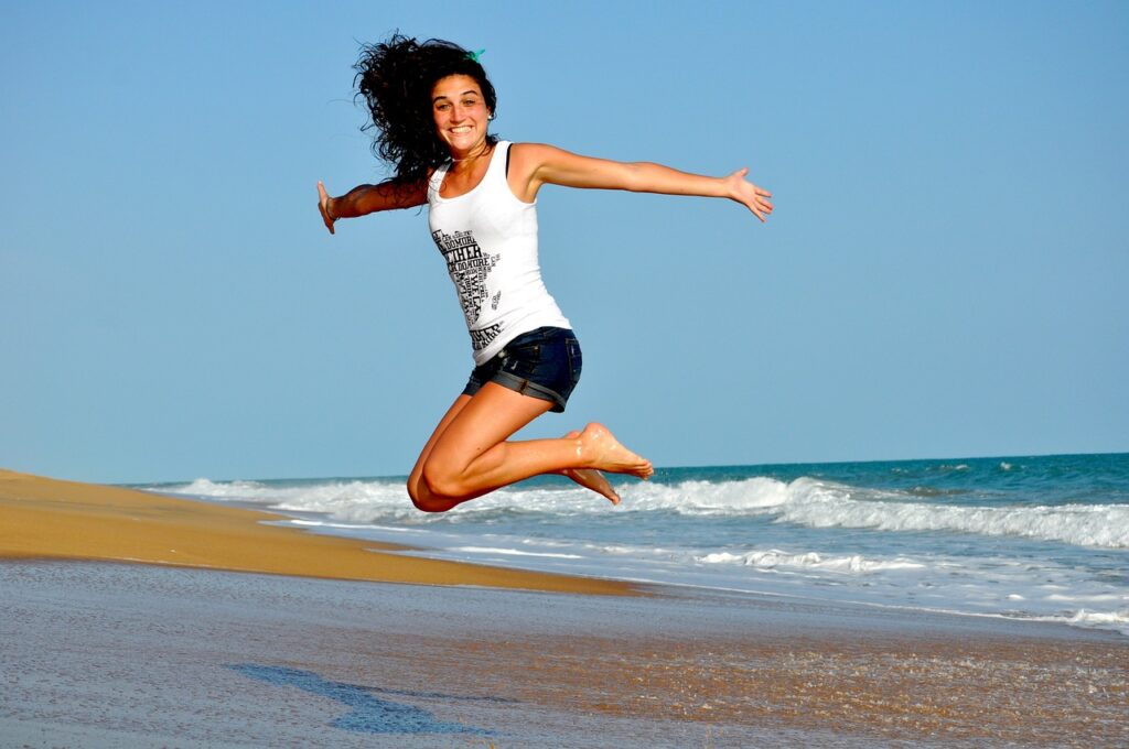 Frau glücklich springen frei Loslassen lernen nach Trennung So kann es funktionieren!